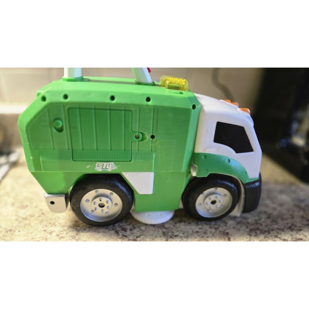 Real Workin' Buddies Mr. Dusty The Super Toy Eating Garbage Truck - Cleans!!! - Picture 7 of 13